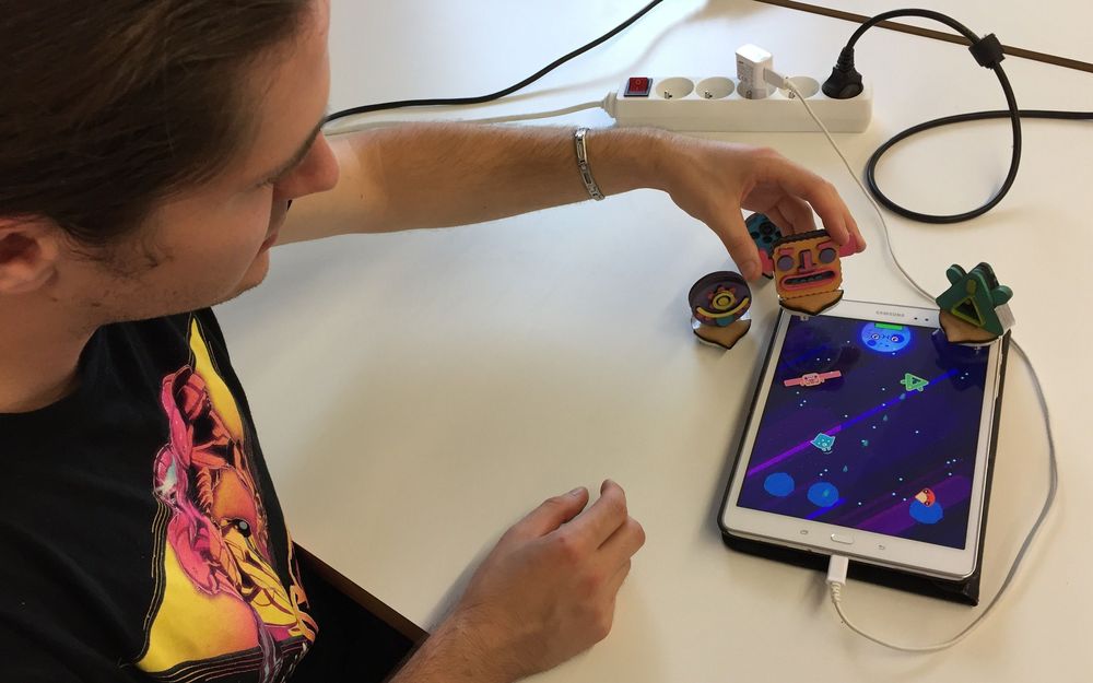 les-selenautes-utilisent-des-figurines-a-placer-sur-une-tablette-tactile